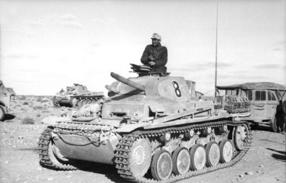 Bundesarchiv_Bild_101I-783-0110-12,_Nordafrika,_Panzer_II,_Kraftfahrzeuge.jpg