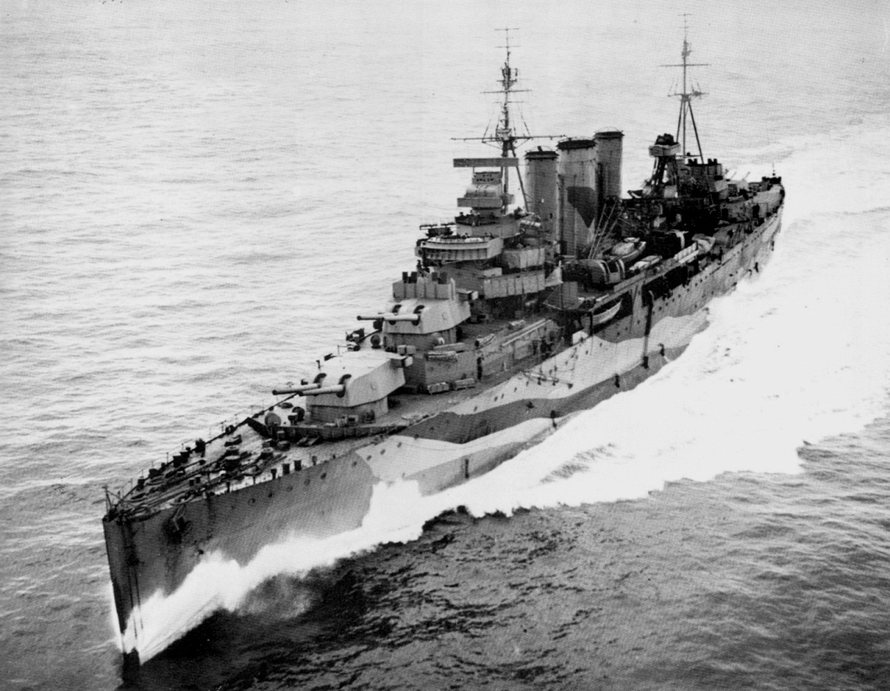 Английский тяжелый крейсер «Кент» (HMS Kent) (тип «Каунти»)  в море..jpg