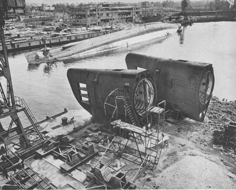 Немецкий «карманный линкор» «Адмирал Шеер», потопленный британскими бомбардировщиками на верфи в Киле.jpeg