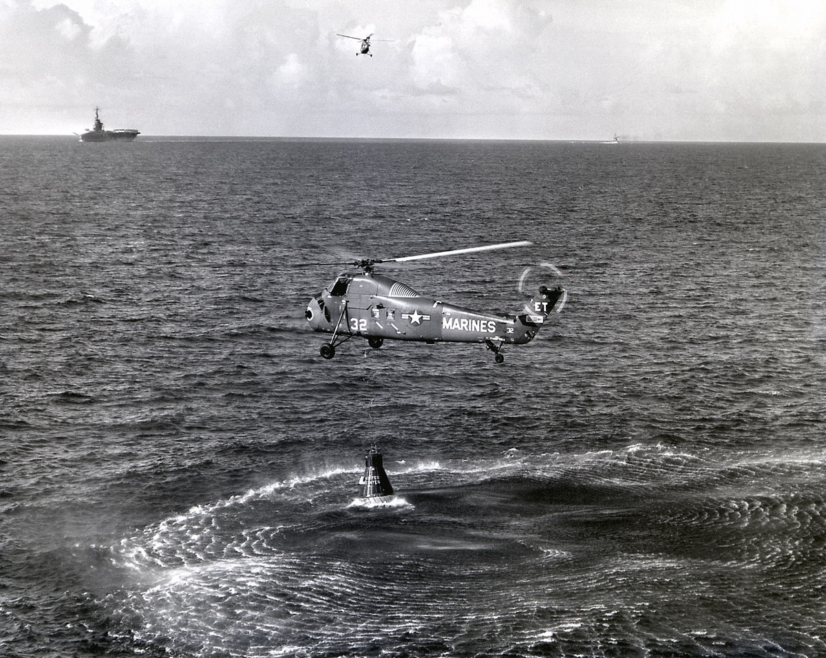 21 июля 1961 года. The helicopter is a Sikorsky HUS-1 Seahorse of Marine medium transport squadron HMR(L)-262 Det. Flying Tigers. The recovery ship USS Randolph (CVS-15) is visible in the distance._resize.jpg