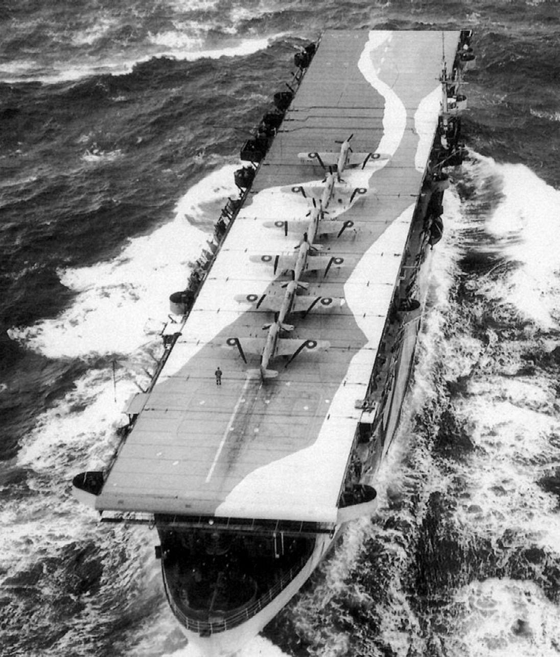 Вид сверху на британский авианосец «Эвенджер» с шестью истребителями «Харрикейн» на летной палубе.jpg