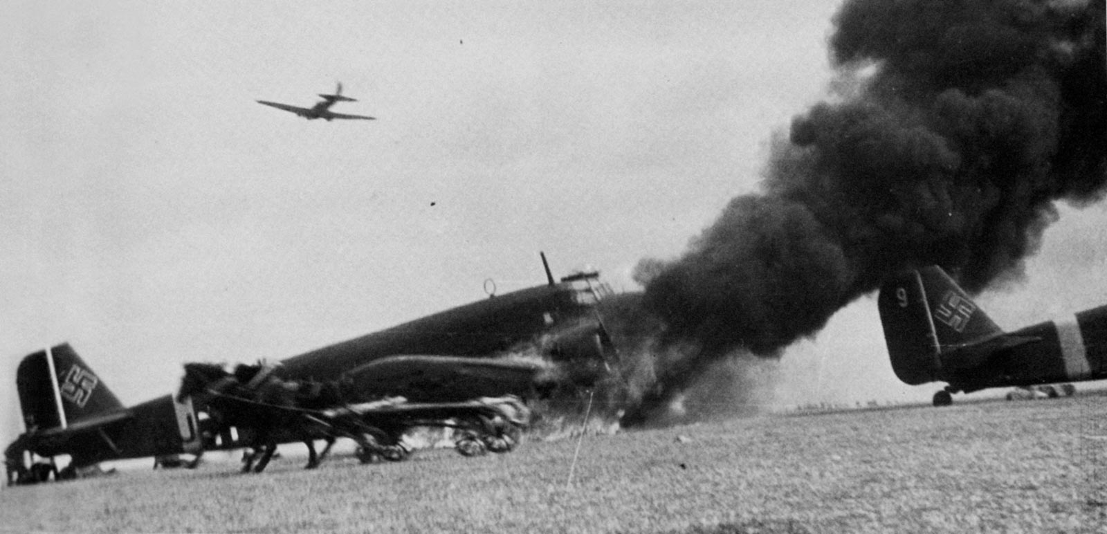 Ил-2 атакует немецкий аэродром транспортной авиации..jpg