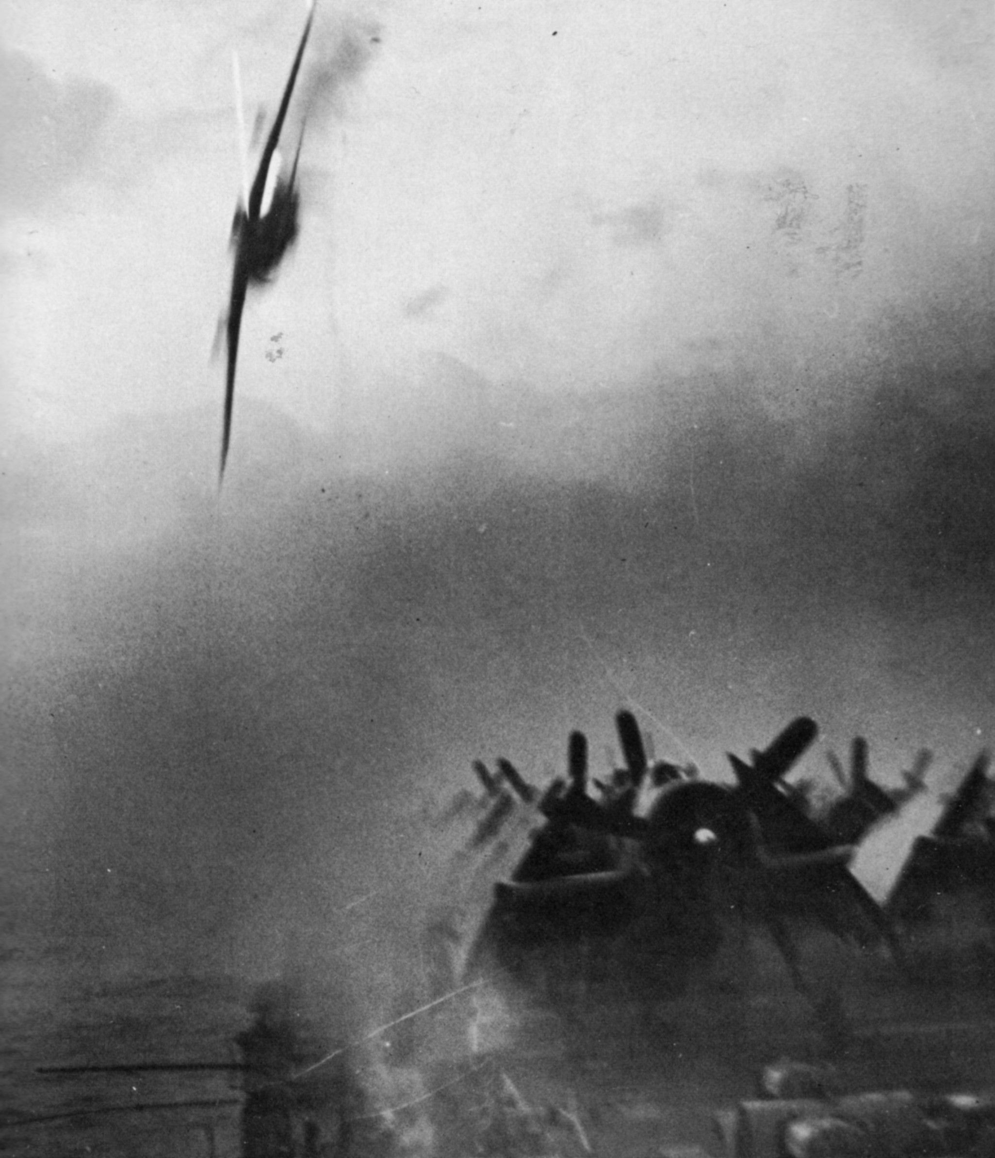 Камикадзе на одномоторном самолете Ki-61 «Хиен» атакует американский эскортный авианосец «Сангамон».jpg
