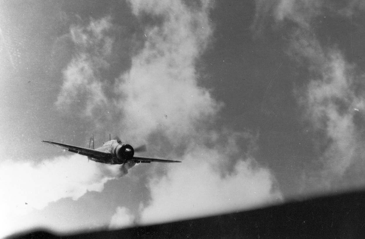 Самолет японского летчика-камикадзе Yokosuka D4Y Suisei - лейтенанта Yamaguchi - над палубой авианосца Essex. Через мгновения он врежется в палубу. 25 ноября 1944 г..jpg