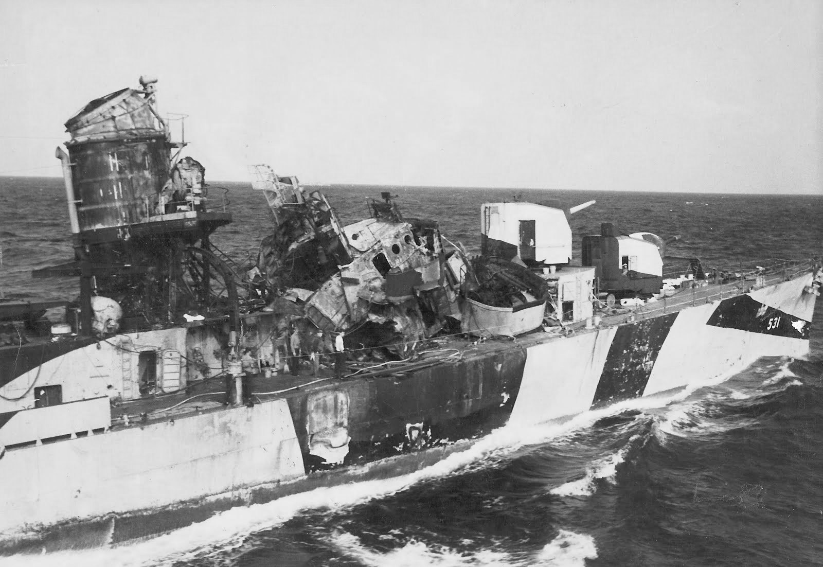 Американский эсминец «Хейзелвуд» спустя несколько дней после атаки камикадзе.jpg