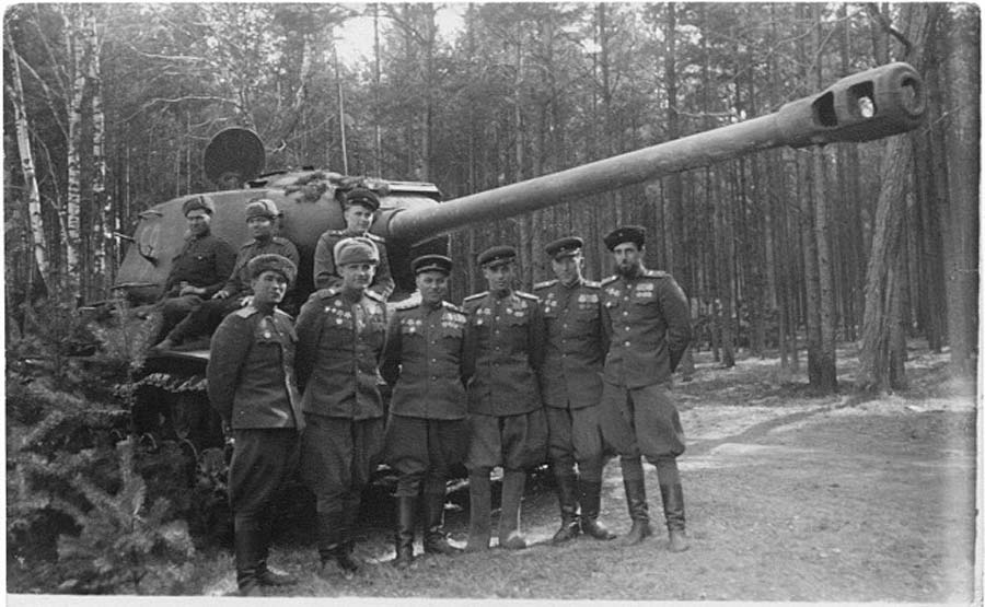 Комсостав 88-го ГТТП у одного из двух оставшихся в полку танков ИС-2, столько танков осталось в полку после боев в Польше и Западной Пруссии.jpg