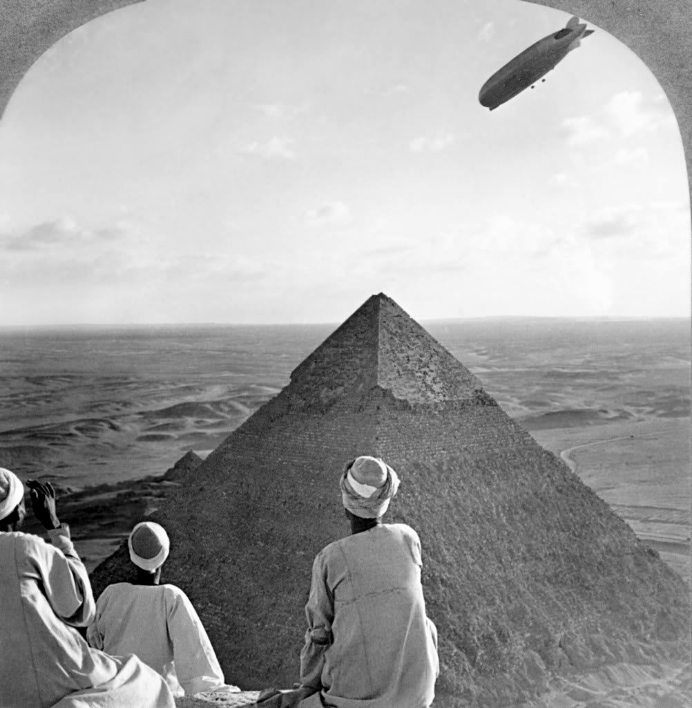 Graf Zeppelin over Giza.jpg