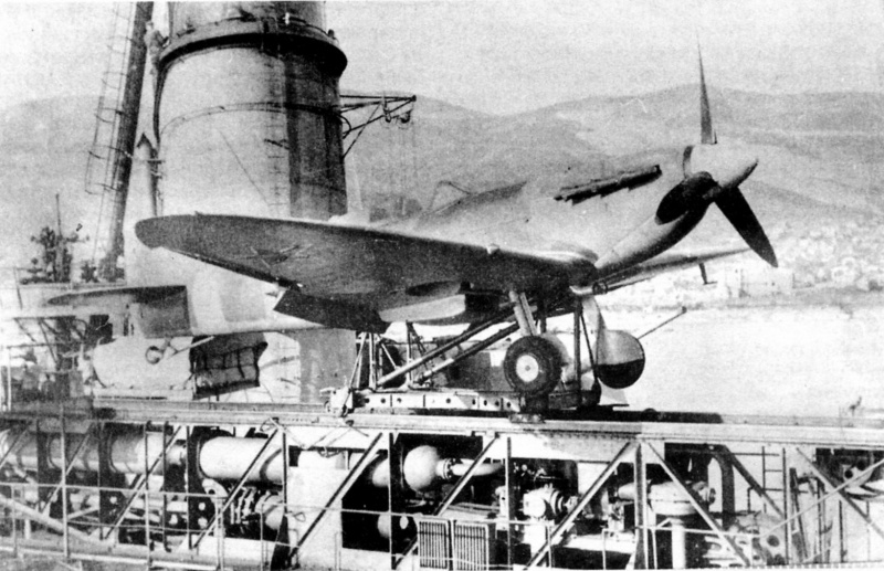 Истребитель «Спитфайр» на катапульте крейсера «Молотов». Истребители «Спитфайр» в 1944 г. базировались на крейсере «Молотов» для проработки проблем использования корабельной авиации..jpeg