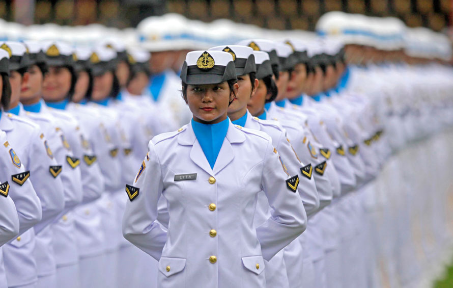 Члены индонезийских ВМС стоят смирно во время церемонии поднятия флага в честь 65-летия независимости Индонезии во дворце Мердека (Свобода) в Джакарте..jpg