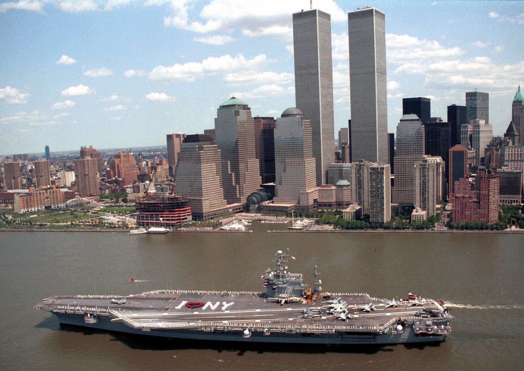USS John F. Kennedy (CV-67) май 2001.jpg