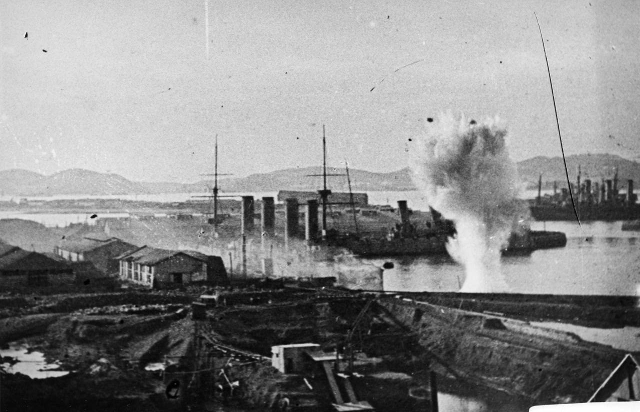 Кр. Баян и минный заградитель Амур под обстрелом в Порт-Артуре, 1904 год.jpg