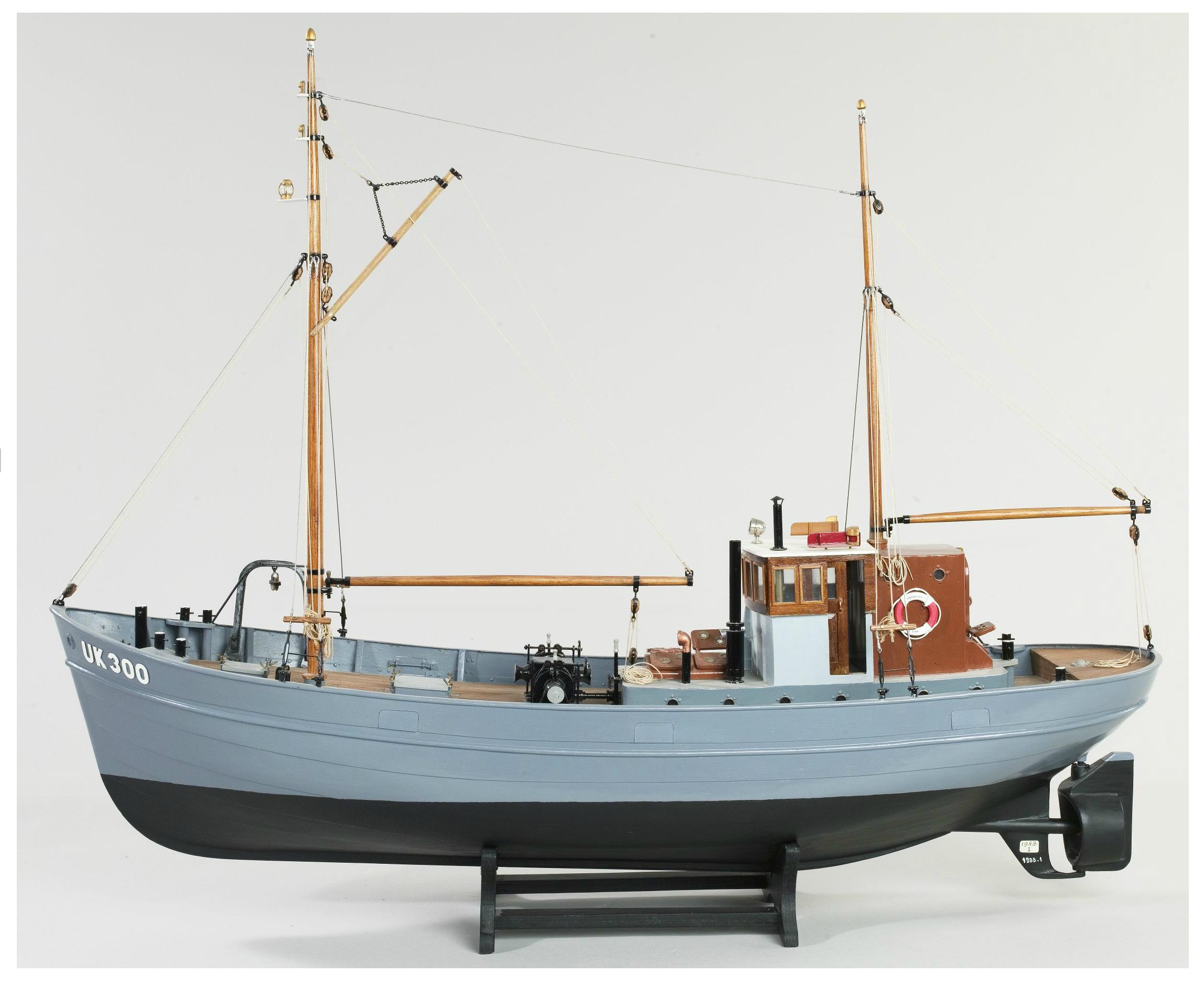 Scheepsmodel van de viskotter UK 300_a.JPG