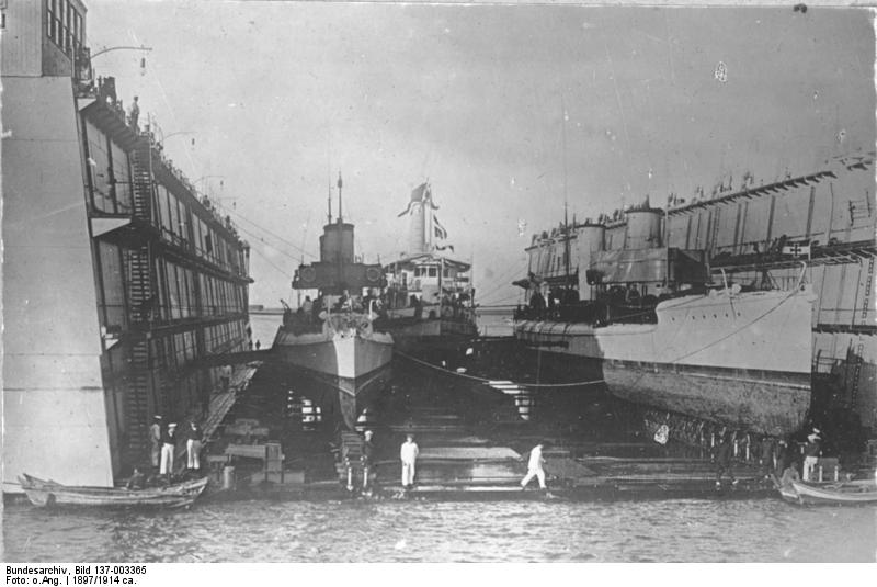 Bundesarchiv_Bild_137-003365,_China,_Tsingtau,_Torpedoboote_im_Dock.jpg