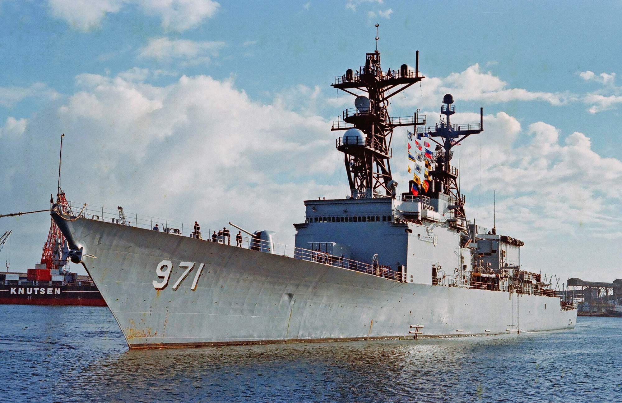USS David R Ray (DD-971) arriving in Fremantle Western Australia, July 1981 - 2 - photo by John Kent.jpg