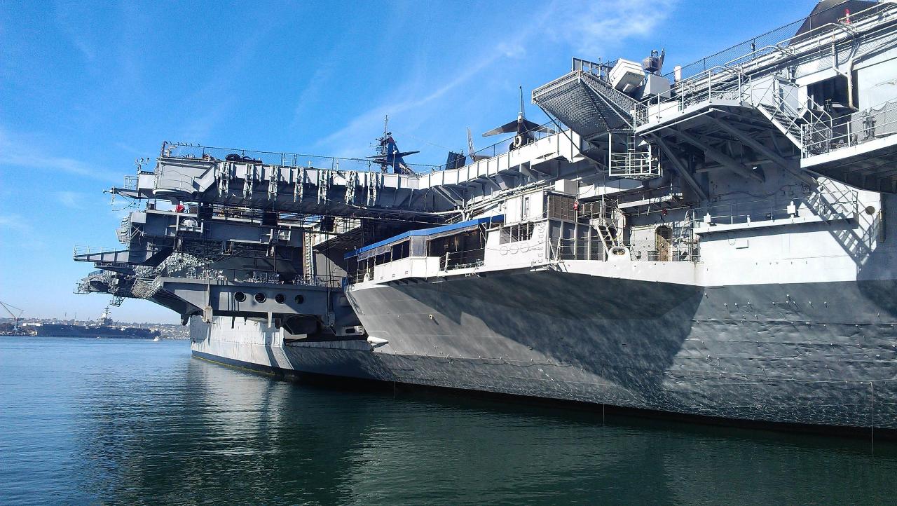 USS Midway и USS Carl Vinson на заднем плане.jpg