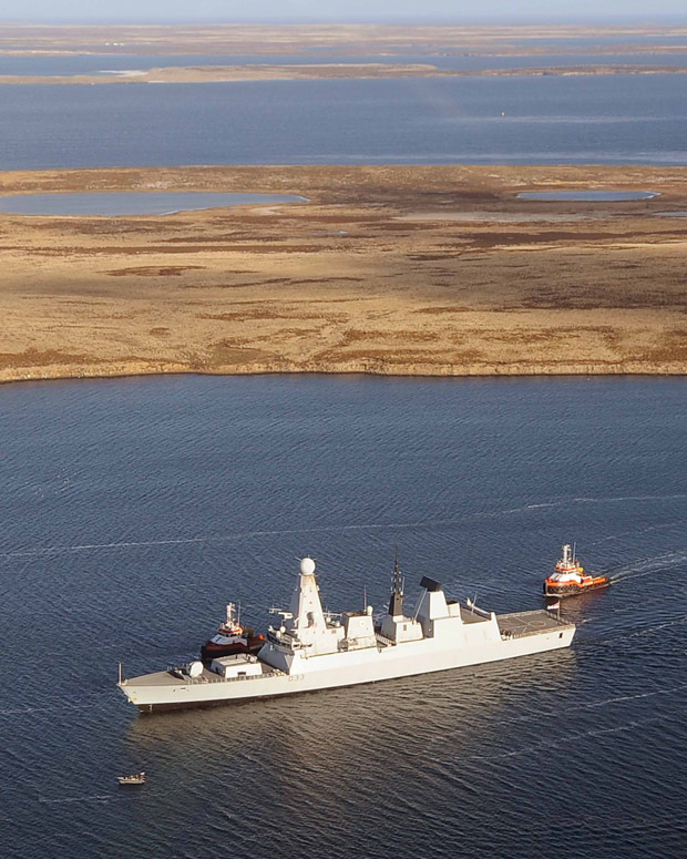 HMS Dauntless (Type 45) en las Falklands.jpg