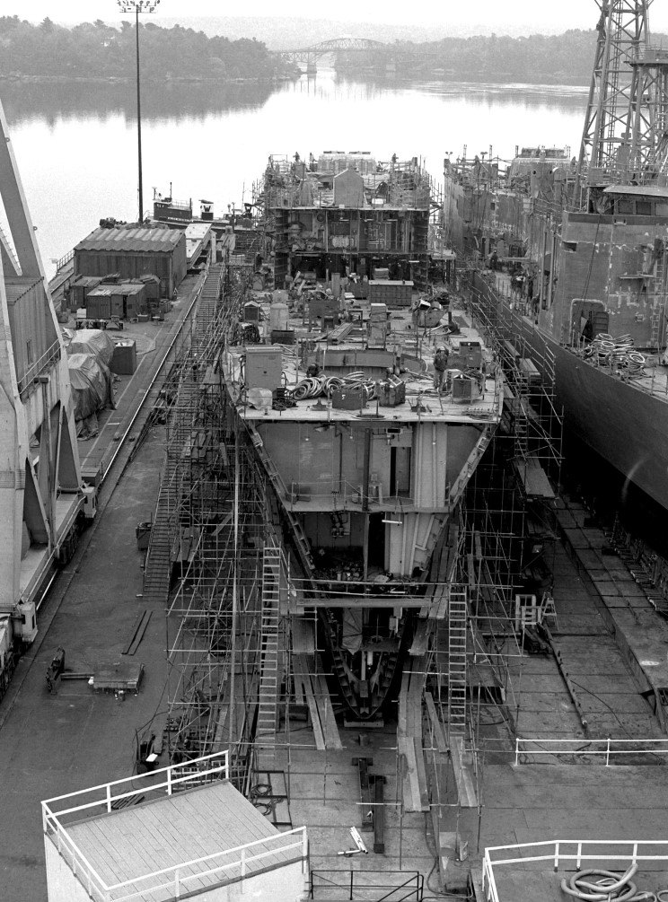 USS Underwood (FFG-36) under construction at Bath Iron Works, 13 October 1981.jpg