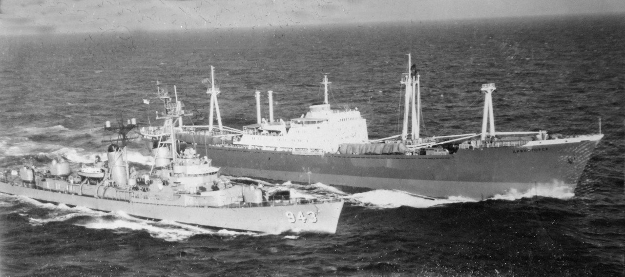 Сухогруз Дивногорск и USS Blandy (DD-943).jpg