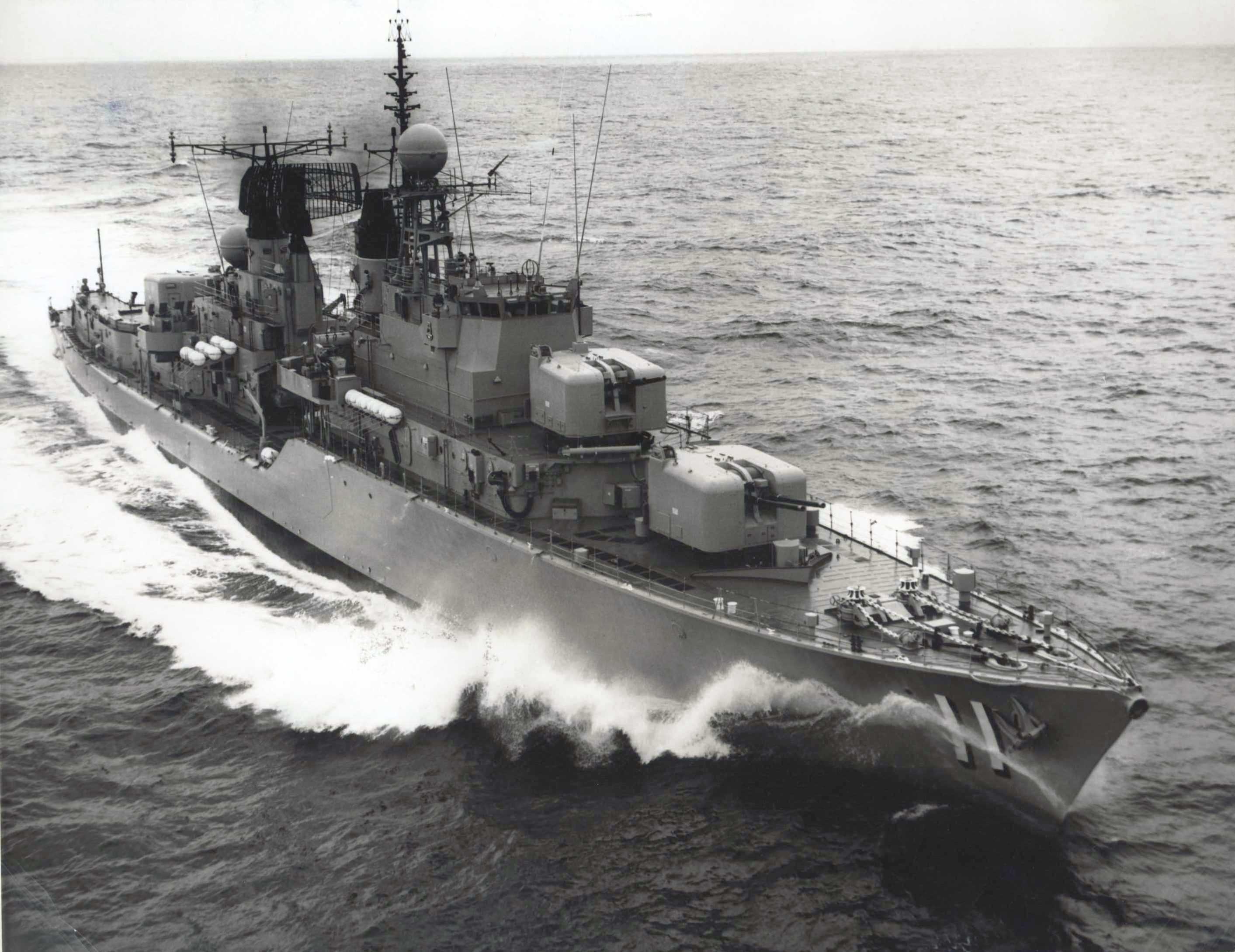111  1970s  HMAS VAMPIRE   Nov. 17, 1971.jpg