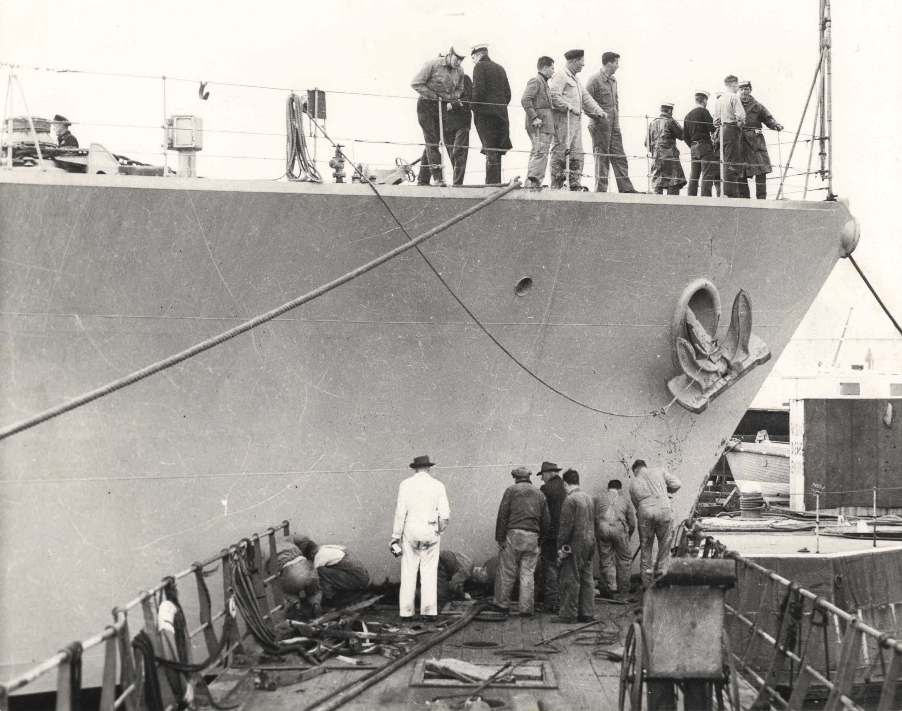 111   18 июля 1958 , эсминец HMAS VENDETTA  сухом доке кессона в Williamstown морской верфи.jpg