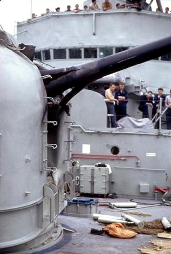 11 Вьетнам 22 июля 1969. Зрители просмотра HMAS BRISBANE.jpg