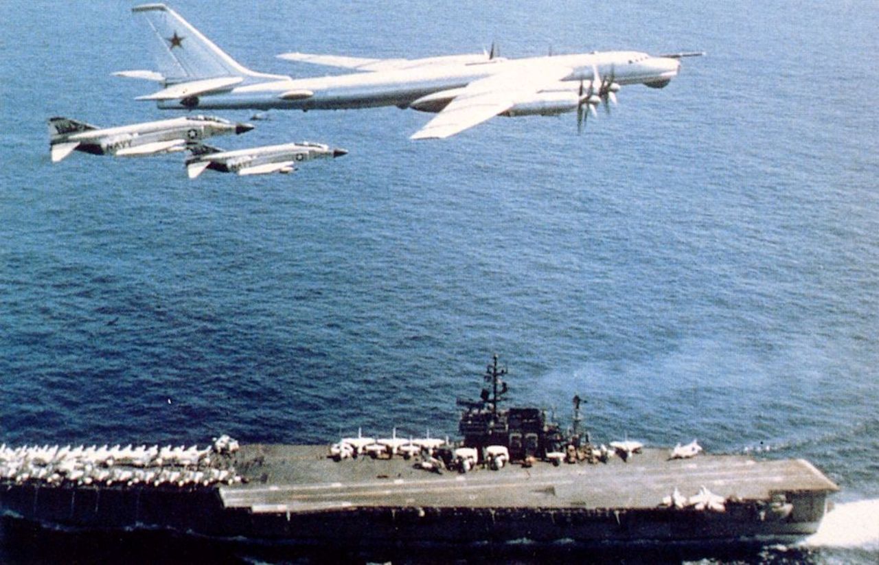 Ту-95РЦ над авианосцем USS Kitty Hawk.jpg