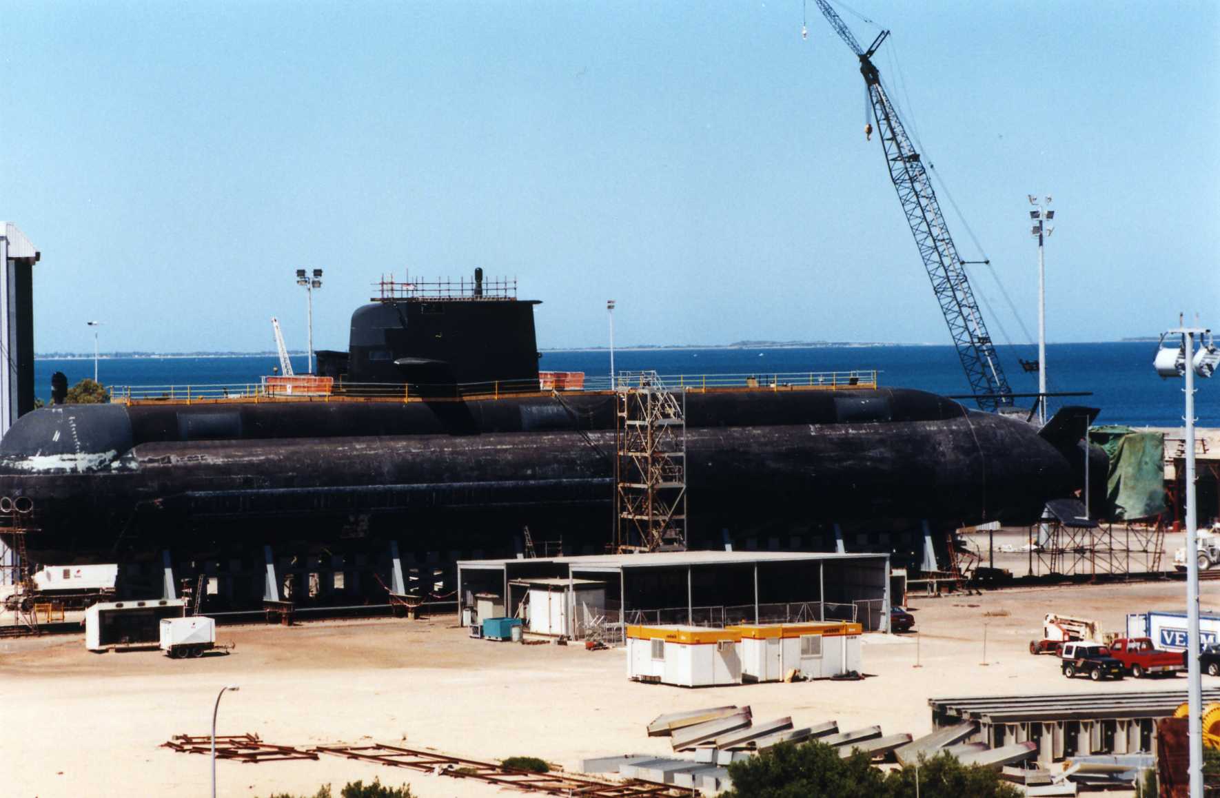 111  Октябрь, 10, 1999 лодку из воды. Подводной лодки класса Collins на стапеле в Kwinana.jpg