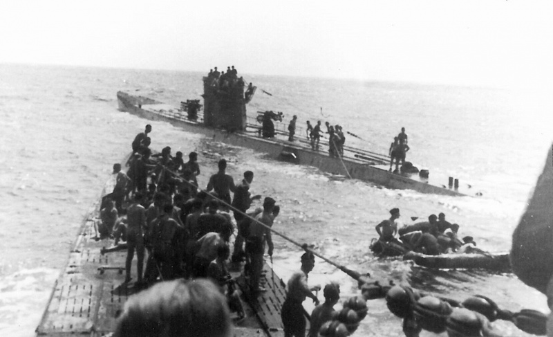 Немецкие подводные лодки U-156 (тип IXC, на переднем плане) и U-507 (тип IXC, на заднем плане) в море во время передачи спасшихся с торпедированного британского войскового транспорта «Лакониа» (RMS Laconia)..jpeg