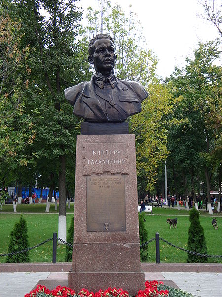 450px-Viktor_Talalikhin_Monument_in_Podolsk.JPG
