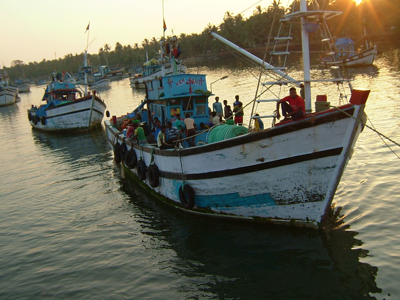 India 2013 Sal river boats 5.jpg
