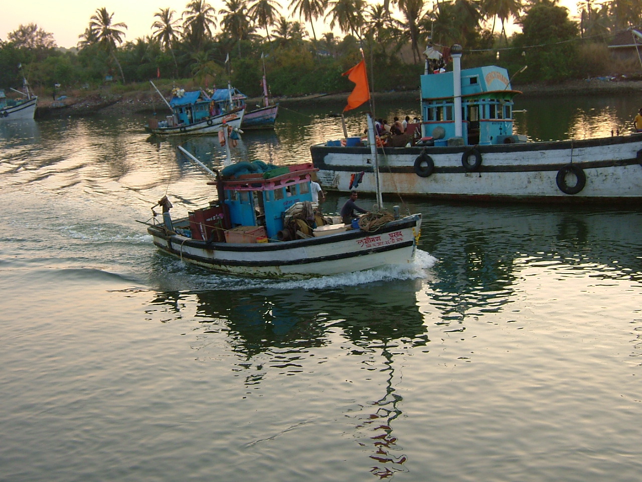 India 2013 Sal river boats 6.jpg