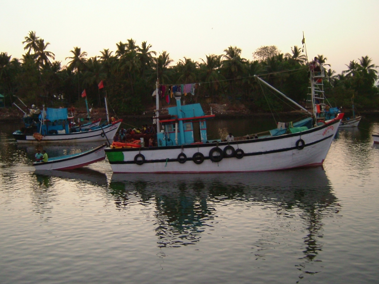 India 2013 Sal river boats 7.jpg