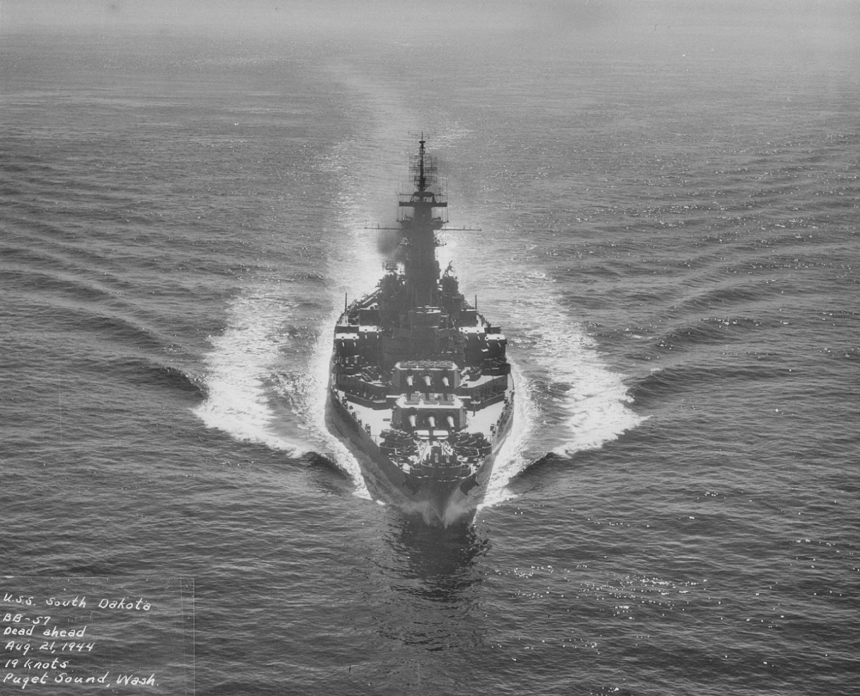 Американский линкор «Южная Дакота» (USS South Dakota, BB-57) идет со скоростью 19 узлов в заливе Пьюджет-Саунд (Puget Sound)..jpg