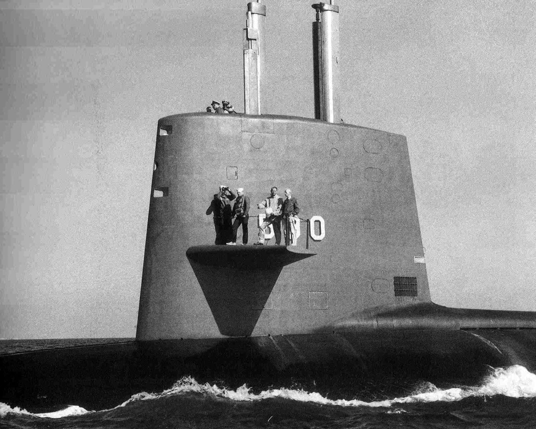 Sculpin_(SSN-590)_with_Admiral_Rickover.jpg