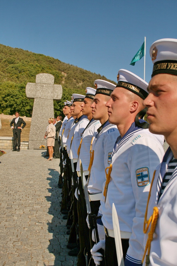 Почётный караул моряков ВМСУ на немецком кладбище.jpg