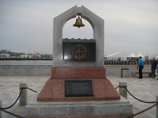 Памятник  морякам - подводникам  на  Корабельной набережной  ( рында)  -  символ  создания  первого  отряда  подводных  лодок   сентябрь  2012г.jpg