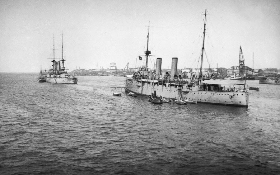 Линкор «Чесма» и английский крейсер «Тезеус» на рейде Северной Двины. 1919 год..jpg