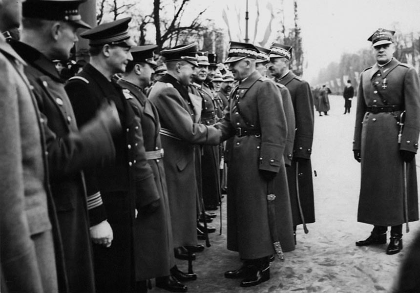Рукопожатие польского маршала Эдварда Рыдз-Смиглы и немецкого генерал-майора фон Штудница.jpeg
