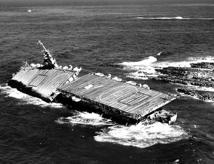 USS Makassar Strait, 1961.jpg