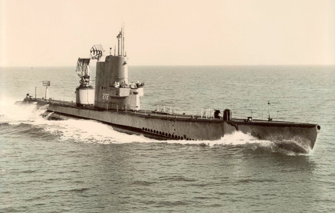 USS Redfin (SSR-272) as a radar picket in transit, circa 1953-57.jpg