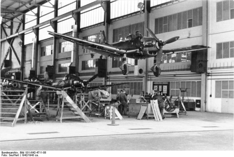 Bundesarchiv_Bild_101I-642-4711-08,_Produktion_von_Junkers_Ju_87.jpg