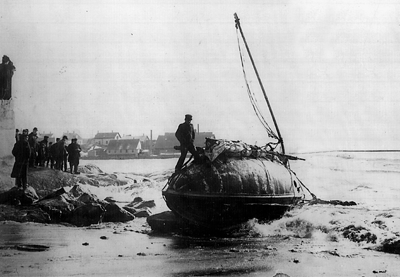 Uræd reaching shore at Gloucester Mass January 1905.gif