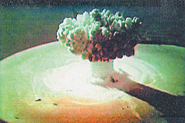 Первый подводный взрыв фото Рафикова.jpg