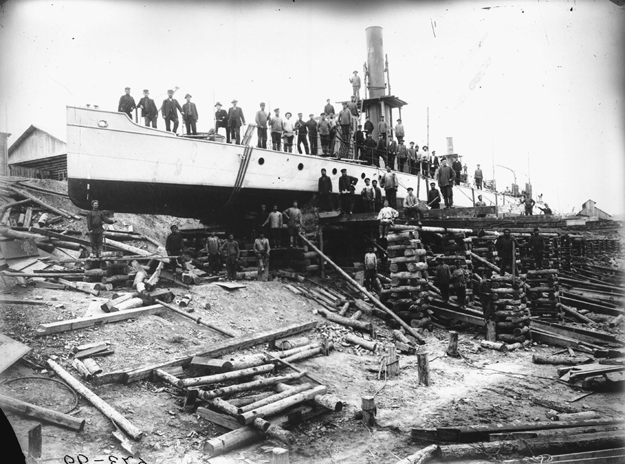 1908 г. Спуск канонерских лодок на воду на р. Шилке. Сормово, завод №112..jpg