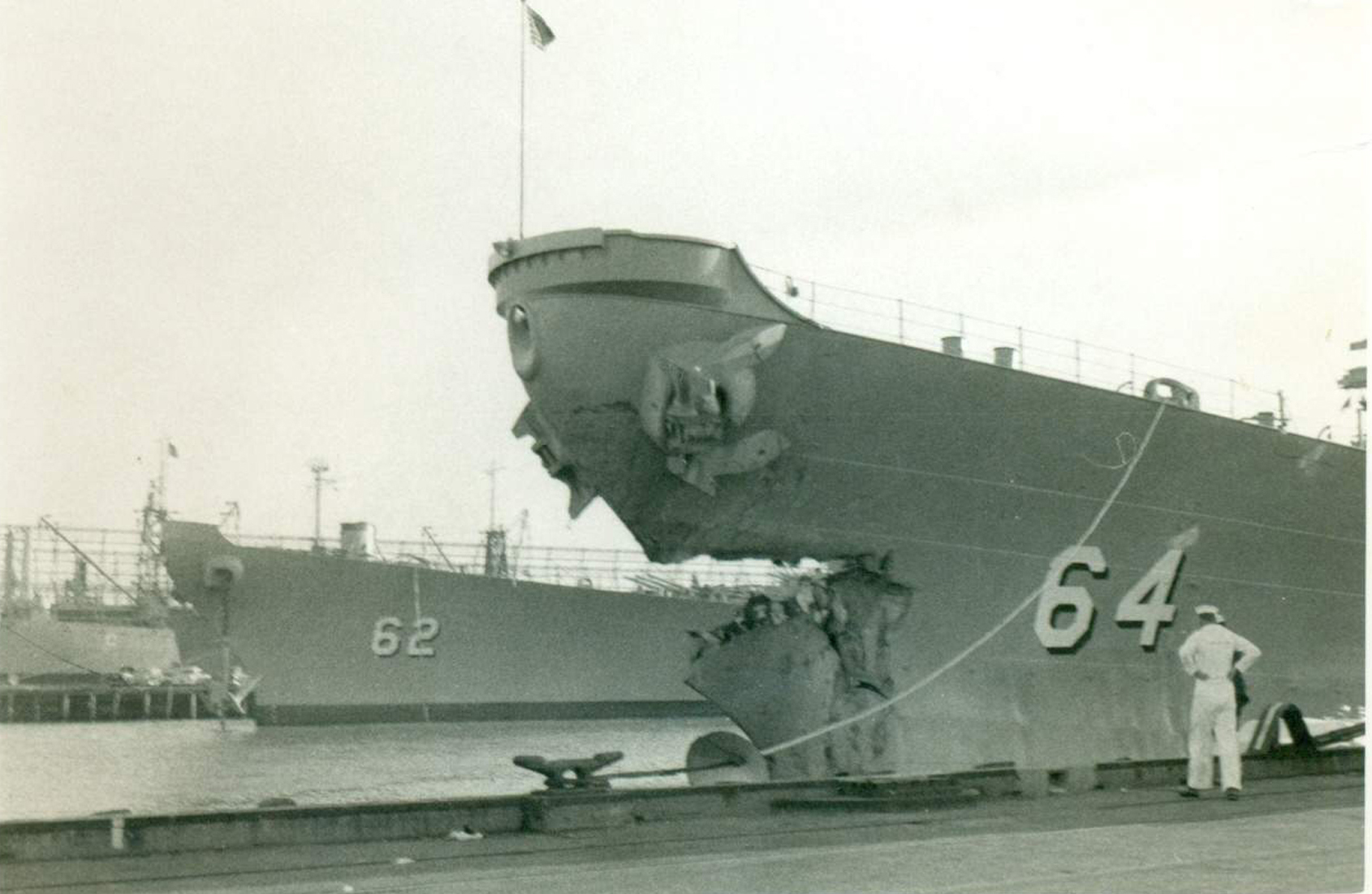 Висконсин-столкн с эсминцем Эйтон 06.06.1956.jpg