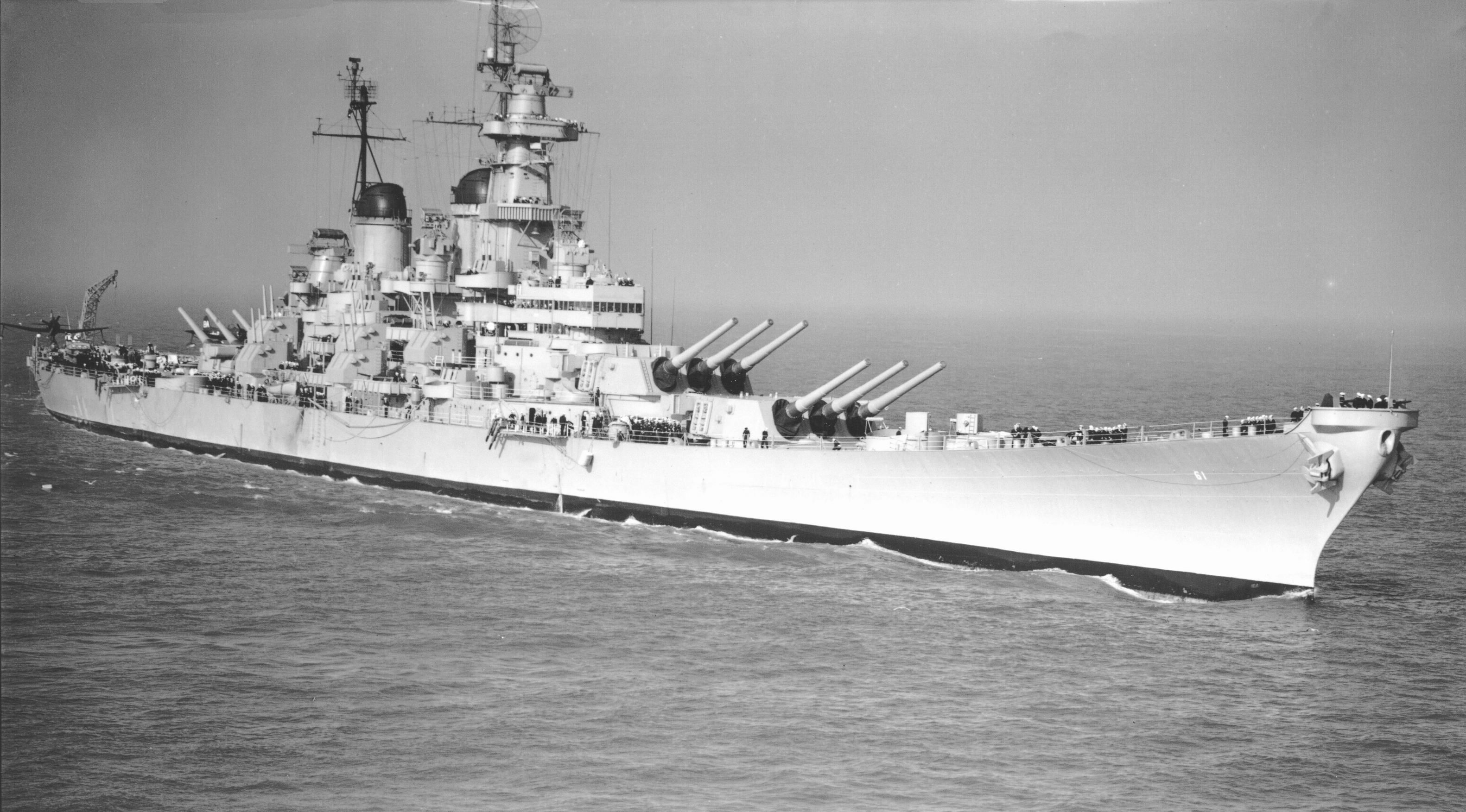 USS Iowa (BB-61) off San Francisco in 1946.jpg