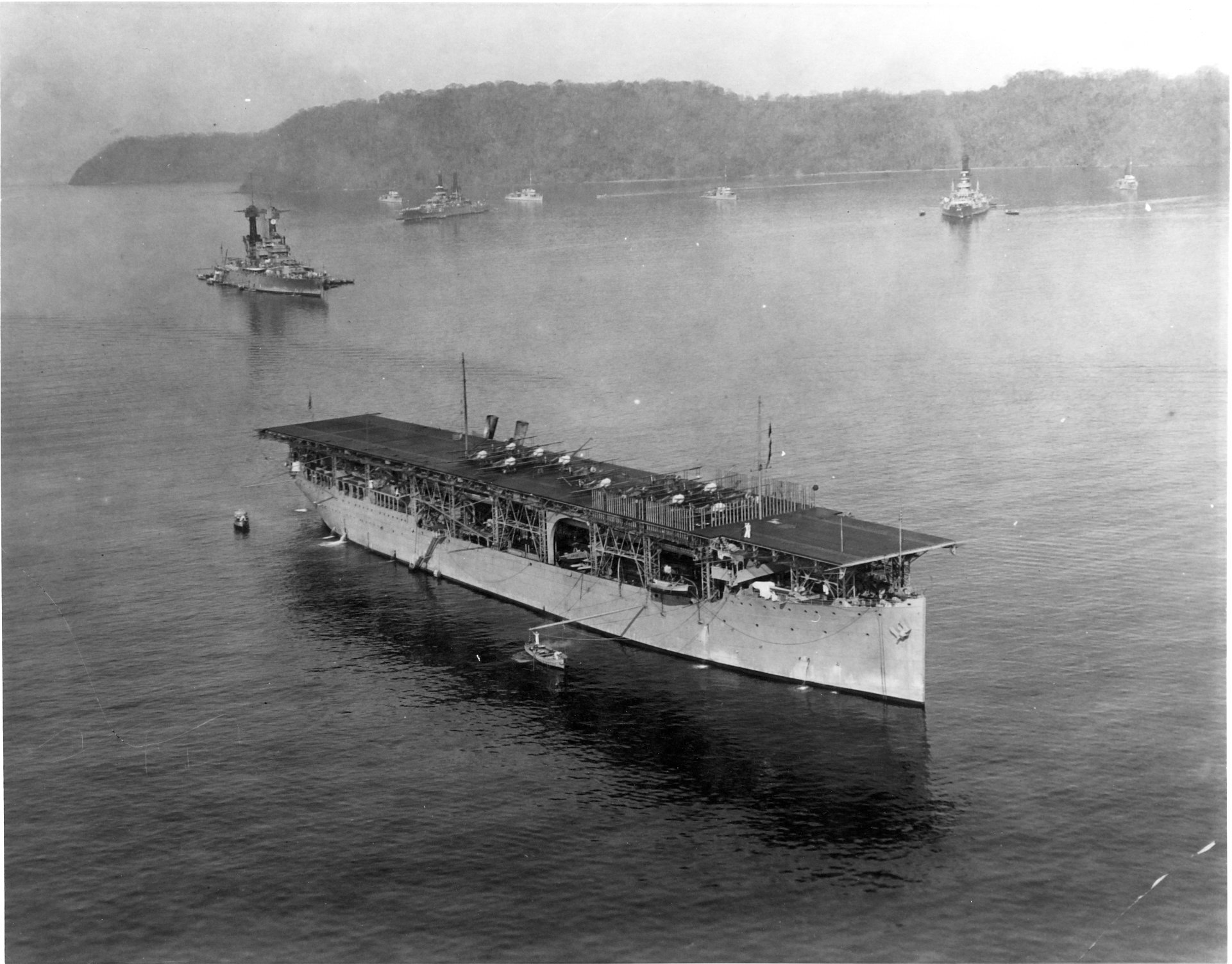 USS_Langley_CV-1_with_battlesips_1923.jpg