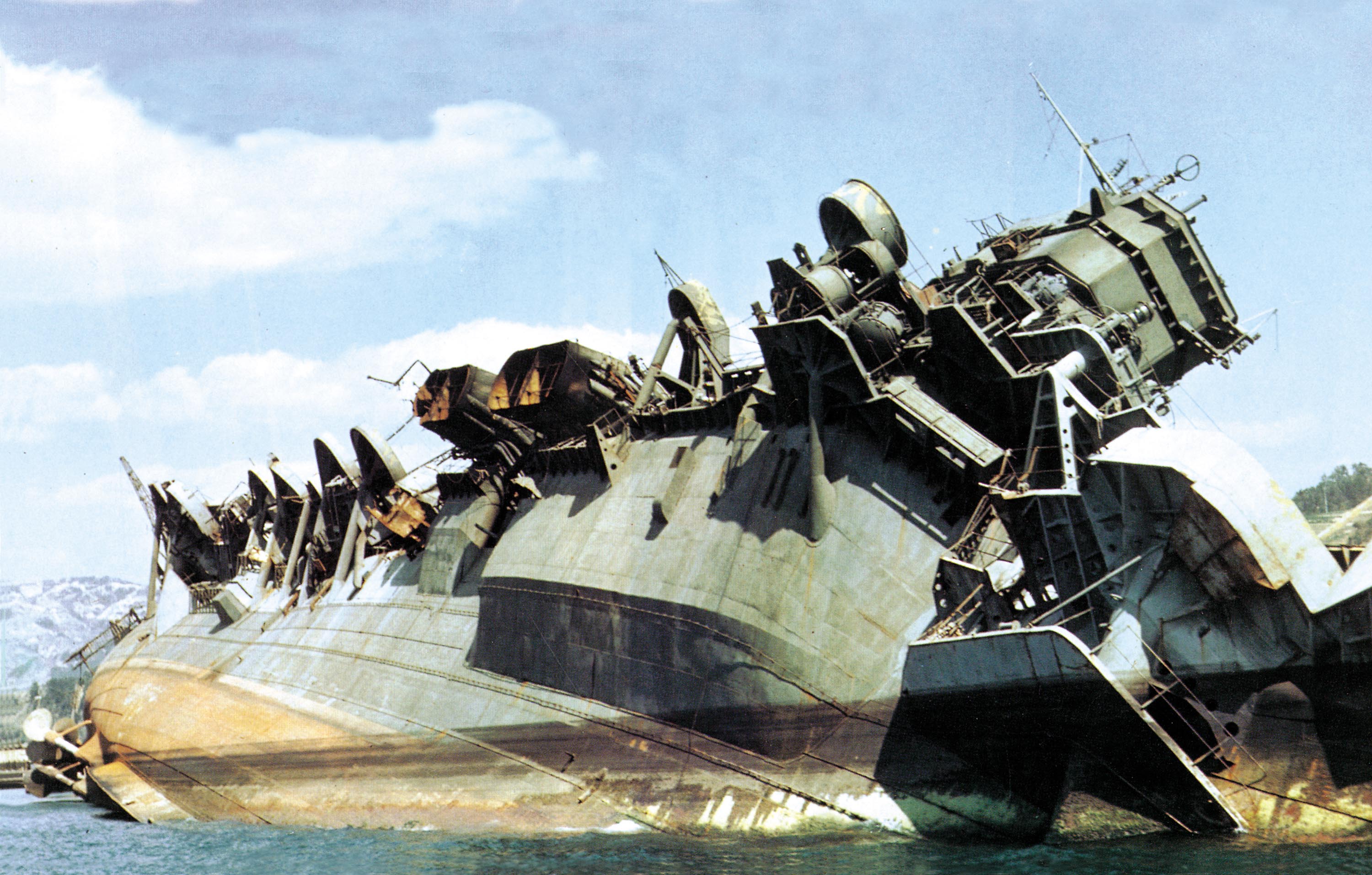 IJN_carrier_Amagi_capsized_off_Kure_in_1946.jpg