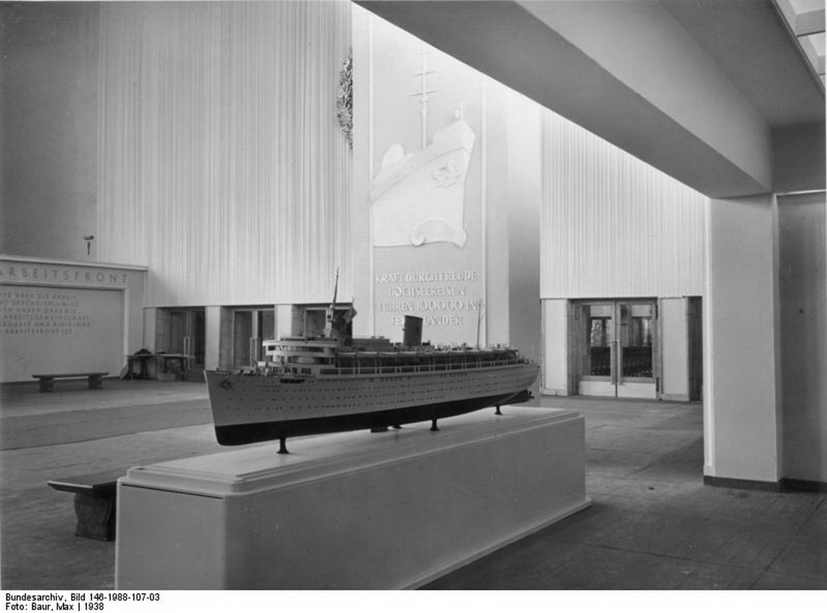 Bundesarchiv Bild 146-1988-107-03, Berlin, DAF-Ausstellung.jpg