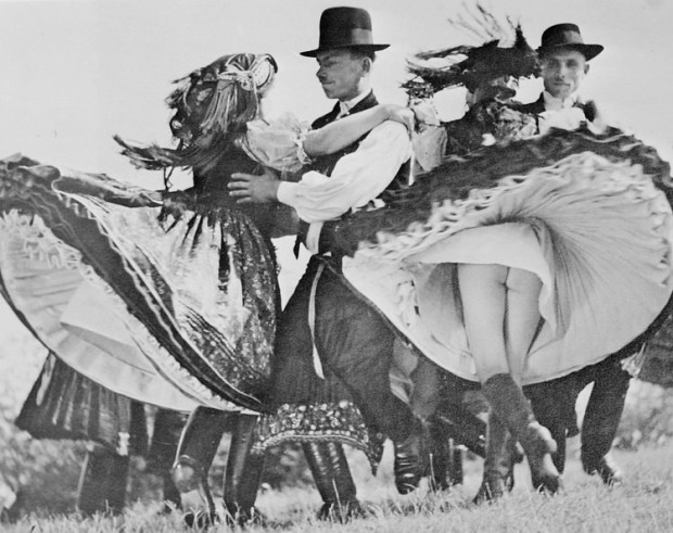 Венгры танцуют чардаш (1938 г.).jpg